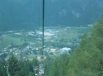 Paragliding Fluggebiet Europa » Italien » Trentino-Südtirol,Doss del Sabión,Blick auf den Landeplatz waehrend der Talfahrt (Rechts von den grossen weissen Hallen)