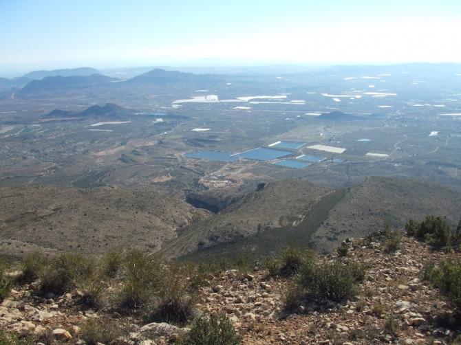 Der Blick vom Startplatz auf den Landeplatz an den Seen.