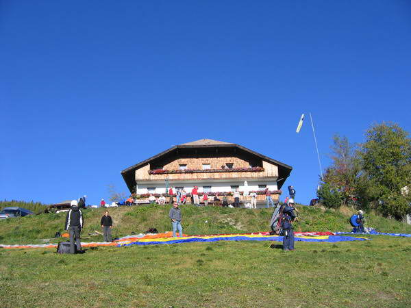 Das ist die Unterkunft, welche direkt vorm Startplatz ist! Hab selbst dort übernachtet und fand es super spitze! Besonders das Essen war super! Mehr unter www.Tommis-Web.de (unter Paragliding->Lüsen) oder www.wasserkuppe.com