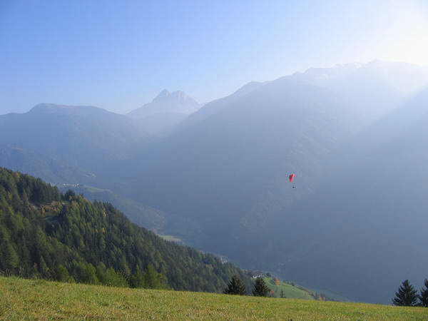 Ein schöner Talüberflug vom Startplatz aus fotografiert! Mehr unter www.Tommis-Web.de (unter Paragliding->Lüsen)