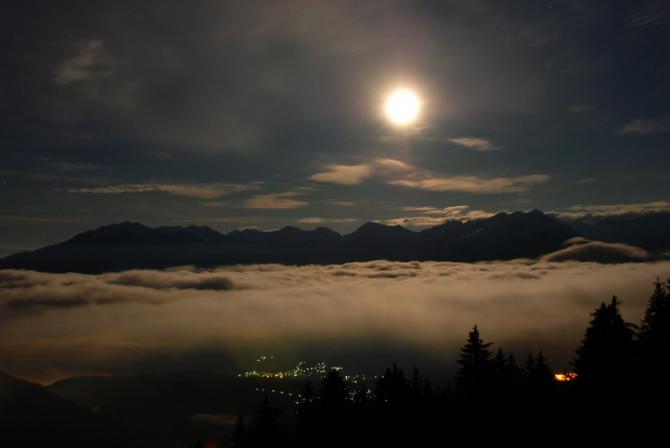 Der Blick auf die Sarntaler Alpen bei Nacht bzw. am frühen Morgen vom Startplatz aus betrachtet. :-) [Mehr Fotos findest Du auf meiner Flickr-Seite - Link auf paraflyer.de]