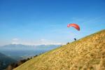 Paragliding Fluggebiet Europa » Italien » Trentino-Südtirol,Luesen Alm,Der Startplatz mit Blick nach Westen zu den Sarntaler Alpen. Genug Platz um es sich nochmal zu überlegen mit dem Start. :-) [Mehr Fotos findest Du auf meiner Flickr-Seite - Link auf paraflyer.de]