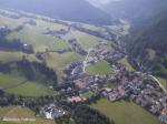 Paragliding Fluggebiet Europa » Italien » Trentino-Südtirol,Luesen Alm,Flug über Lüsen, links unten das schöne Freibad