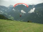 Paragliding Fluggebiet Europa » Italien » Trentino-Südtirol,Luesen Alm,Start vom Tulperhof. Trotz leichtem Nordwind (Rückenwind) und bedecktem Himmel sind Start-Lande-Übungen oder 30min-Flüge drin. Ein Shuttle-Bus bringt einen schnell wieder zum Startplatz