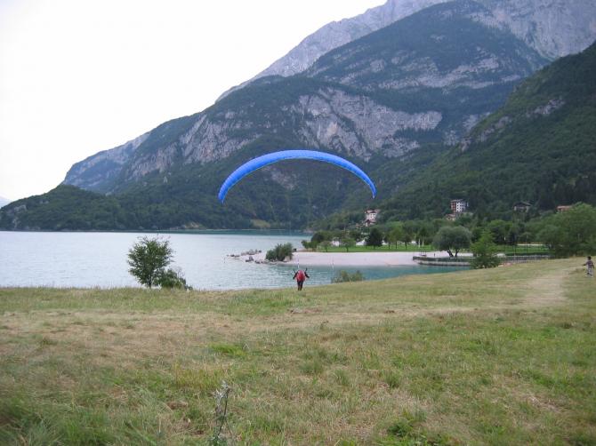 Der Landeplatz:
Immer richtiger Wind vom See her
( Gardasee-Windsystem ) UND:
Raus aus dem Gurtzeug und baden
-wo gibts schon sowas in den Alpen ??
Sommer 2004