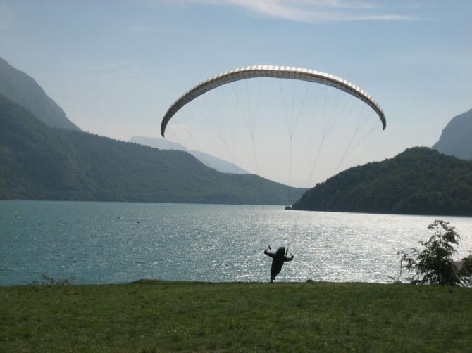 am liebsten direkt wieder wieder in die Lüfte.
Nach der Landung kann man wunderbar im laminaren Wind mit seinem Schirm spielen danach sich im kalten klaren Wasser abkühlen und den Tag ausklingen lassen.