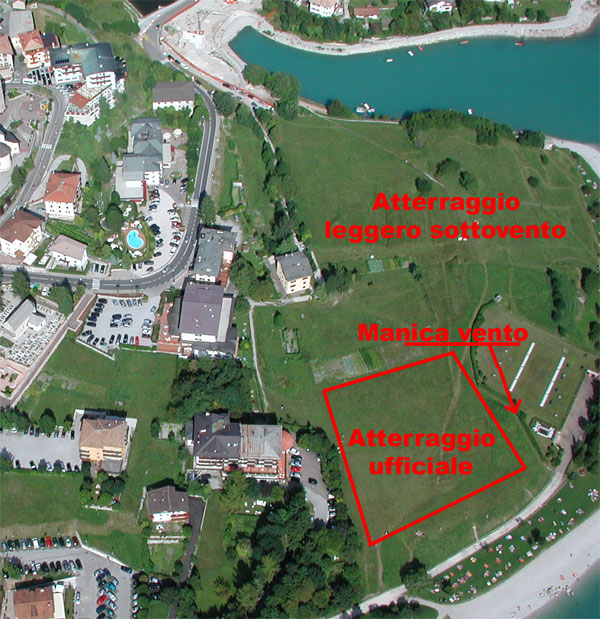 Landeplatz in Molveno 
(Manica vento = Windsack)
(leggero sottovento = leicht im Lee)

©www.volabass.it/