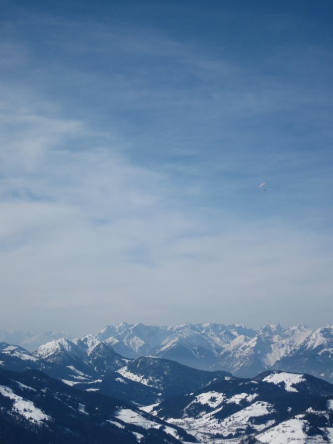 Ein schöner Tag (01.03.09) an der Hohen Salve. Lobenswert hier die Paraglider-Tageskartenpreise (20,- bei Auffahrt von Hopfgarten) Nagelneue schnelle Bergbahn bis zum Gipfel, von dem aus fast nach allen Seiten gestartet werden kann... auf jeden Fall ne Reise wert ! hier der Blick Richtung SW