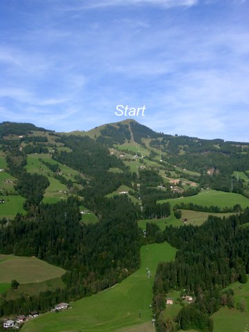 Hier sieht man gut die exponierte Lage. Zur Auffahrt mit der topmodenten Bahn benötigt man 25min - mit 1x Umsteigen an der Mittelstation.
Für den letzen Flug sollte man also um 16:30 an der Taltation sein.