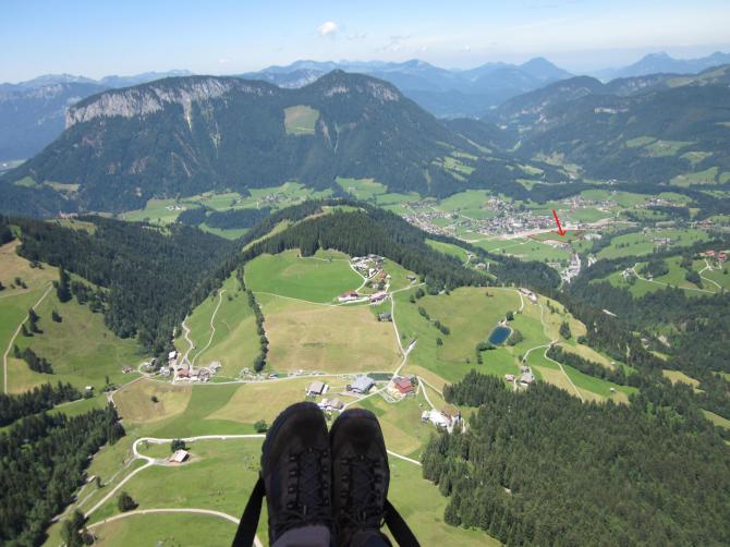 Flug von der Hohen Salve Richtung Norden über Hexenwasser Söll. Im Tal (leicht rechts) die Landewiese in Söll.