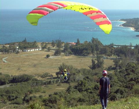 Courtesy of Jose Calas:
http://pg.photos.yahoo.com/
ph/calas_paraglider/my_photos
