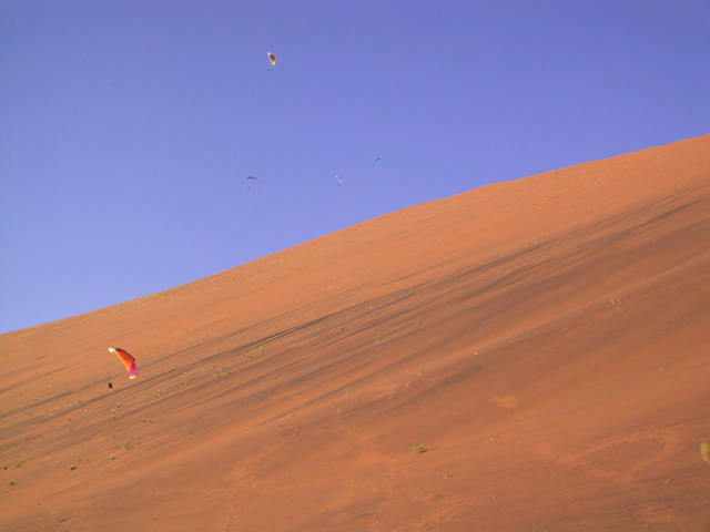Jetzt wird es klar, wie klein man als kleiner Flieger neben einer so grossen Duenen werden kann ....