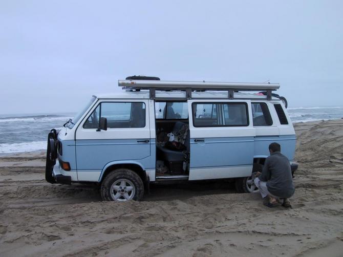Auf dem Weg nach Sandwich Harbour. Viele kleine Duenen, viel Sand und Ebbe und Flut. Letzteres kann ein Auto schon zum Versinken bringen....