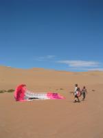 Paragliding Fluggebiet Afrika » Namibia,Langstrand Dunes,Der Wind reisst am Uebungsschirm