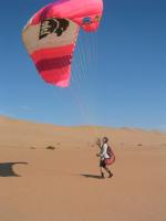Paragliding Fluggebiet Afrika » Namibia,Langstrand Dunes,Es scheint Spass zu machen das Schirmhandling