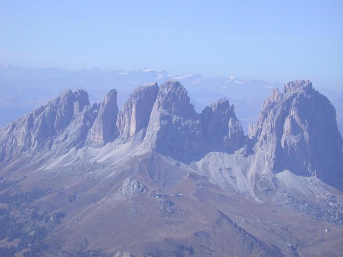 Col Rodella in der Mitte  aus großer Höhe auf dem Rückweg von der Marmolada