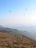 Paragliding Fluggebiet Europa » Italien » Friaul-Julisch Venetien,Meduno - Monte Valinis,35 PG und 3 HG gleichzeitig in der Luft und das Ende Oktober
