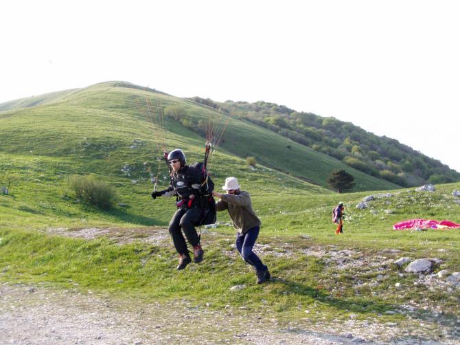 Wenn der Wind mal ein bisserl stäker über die Kannte bläßt, ist es das Beste 
im Lee aufzuziehen und dann mit etwas Hilfe starten