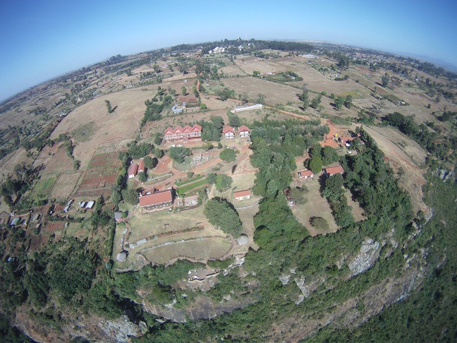 Rechts ist der Startplatz
Links ist der Toplandeplatz
Mittig, die Hotelanlage