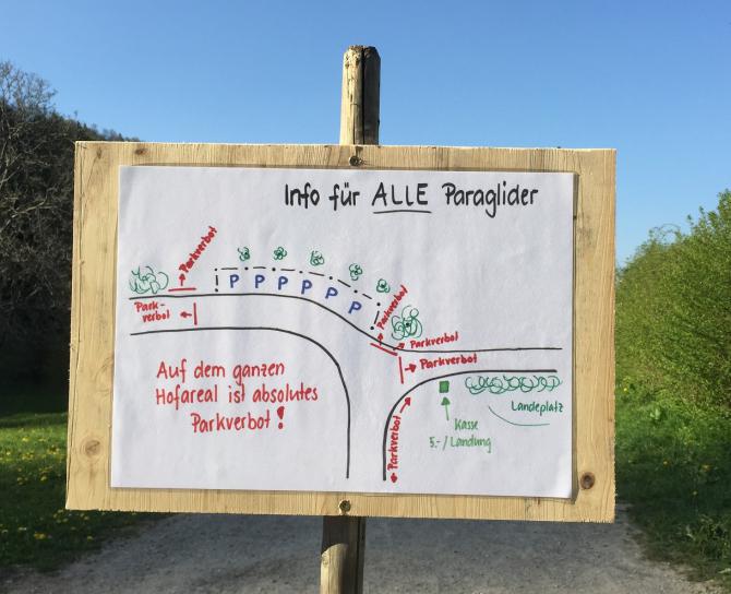 Bitte beachtet die Parkordnung. Bei nasser Wiese ist der Parkplatz gesperrt und steht nicht zur Verfügung. Auf dem gesamten Hof-Areal und auf den Feldwegen ist das Parkieren verboten.