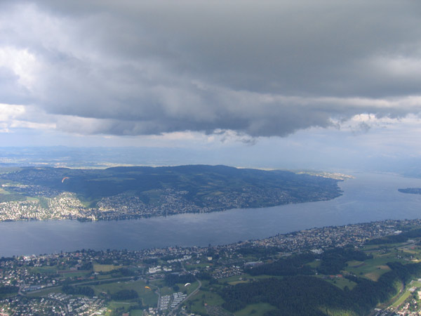 Hoch über dem Albis mit Blick auf den Zürichsee und einem sichtbar mächtigen Aufwind. Immer schön am Rand der Wolke bleiben.