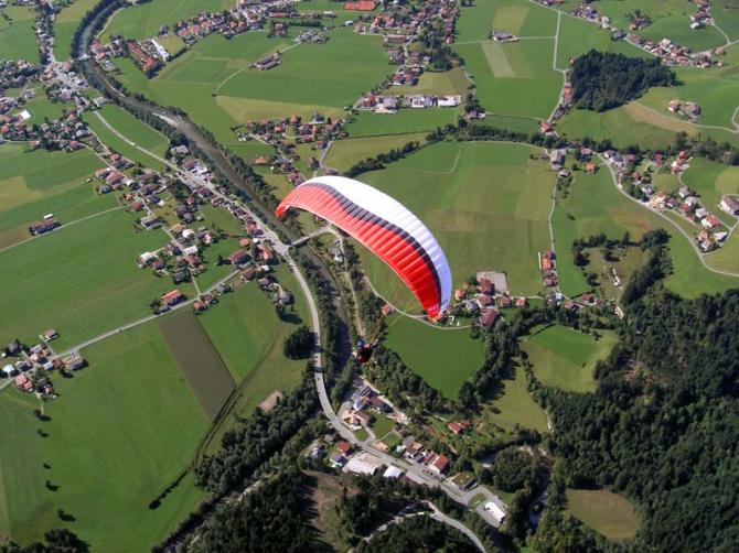 Überflug über Kössen! Im Zoom der wendige Instict von Icaro! Übrigens, der wird verkauft....HeHe!
