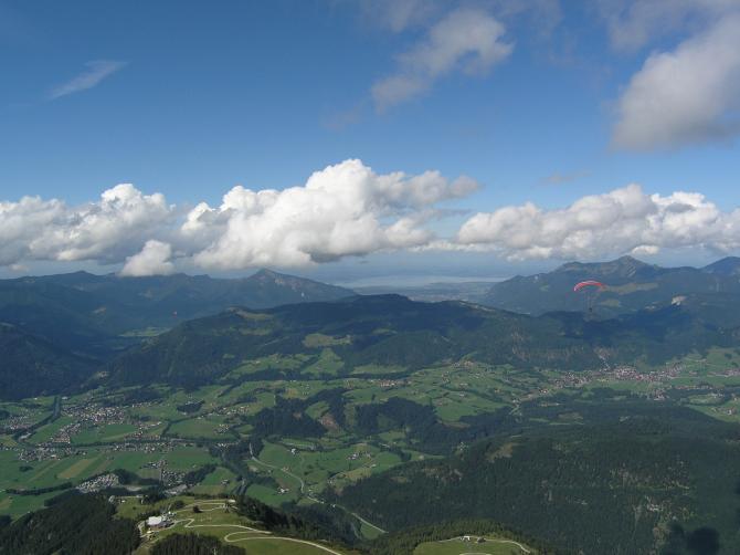 Geradeaus in Richtung Tegernsee geschaut aus 2000 Metern. 08/2008