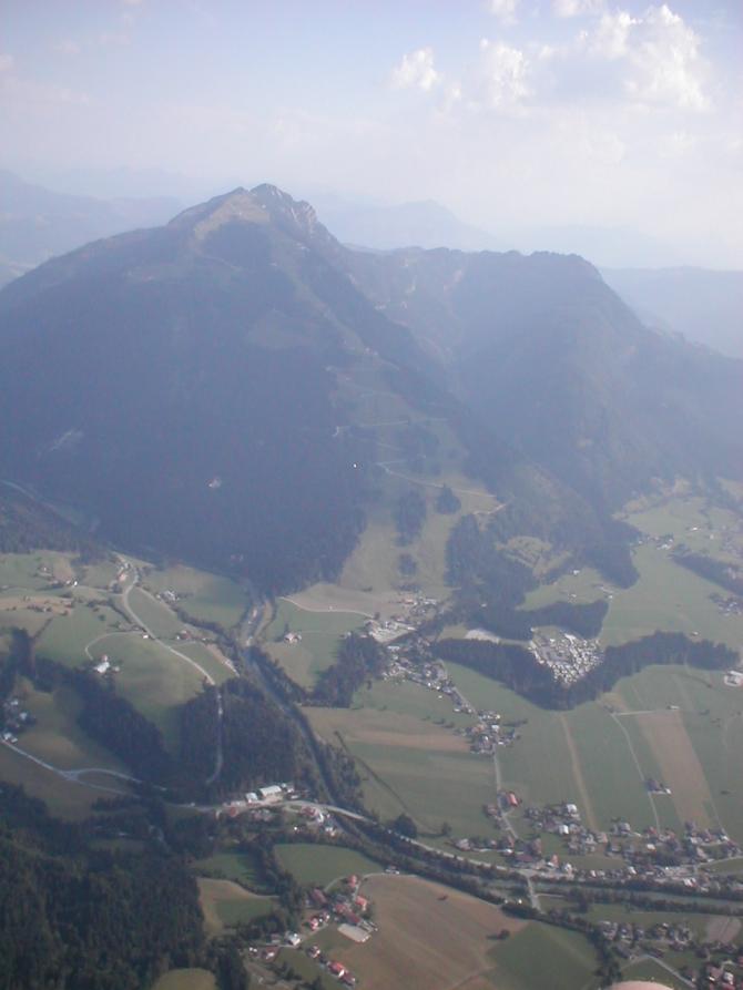 Ein Flug mit dem Gleitschirm über Kössen, mit dem Blick auf das Unterberghorn im August 2003.