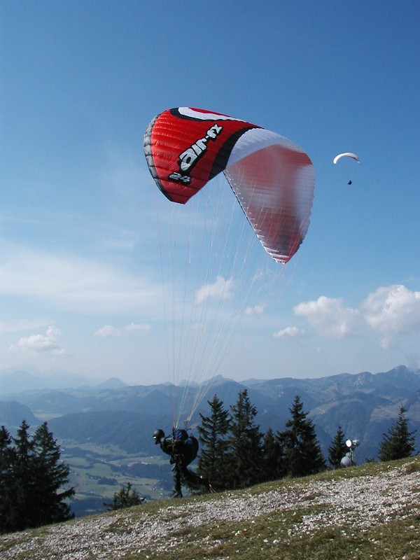 Weststartplatz, nur für einen Schirm. Nach dem Start gleich rechts herum und über der Station geht es 'nauf. ;-)