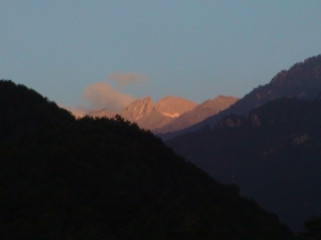 Früh morgens, ca 07:30Uhr, Blick vom Starplatz Stavros zurück zu den Gipfeln des Olymp. Eine so freie Sicht hat man selten darauf, normalerweise ziehen im Laufe des Vormittags Wolken auf und umhüllen die Gipfel.