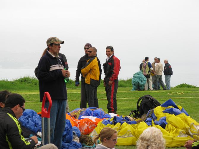 Die Fliegerfamilie wartet auf mehr Wind.