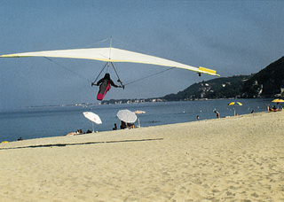 Landung am Strand von Neos Panteleimonas.  In der Hochsaison ist hier allerdings mehr Badebetrieb, zumindest Drachenlandungen können dann nicht empfohlen werden.

Foto: Bernd