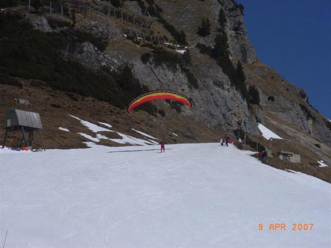 noch ein startplatz hinter der bergstation ob der was bringt kann ich nicht sagen aber der pilot wurde schön durchgeschüttelt