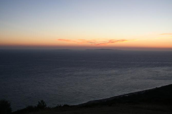Blick vom Startplatz am Abend Richtung Paxos und Anitpaxos sowie hinab zu Vrachos Beach.