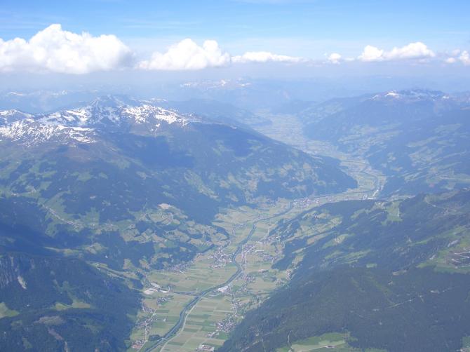 Zillertal über Mayrhofen Blickrichtung Nord. Links im Bild Startplatz Arbiskopf, am unteren Bildrand ist der Landeplatz Hollenzen Bruggerstube.
