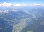 Paragliding Fluggebiet Europa » Österreich » Tirol,Finkenberg-Mayrhofen-Hippach,Zillertal über Mayrhofen Blickrichtung Nord. Links im Bild Startplatz Arbiskopf, am unteren Bildrand ist der Landeplatz Hollenzen Bruggerstube.