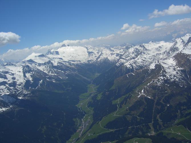 Zillertal über dem Penken mit Blick nach SO ins Hintertuxer Tal und Gletscher.