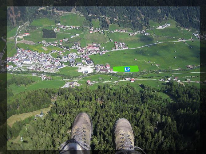Neustift im schönen Stubaital von oben ! Der Landeplatz wurde farblich hervorgehoben... Ein echt riesiges Landefeld, ideal auch für Anfänger !