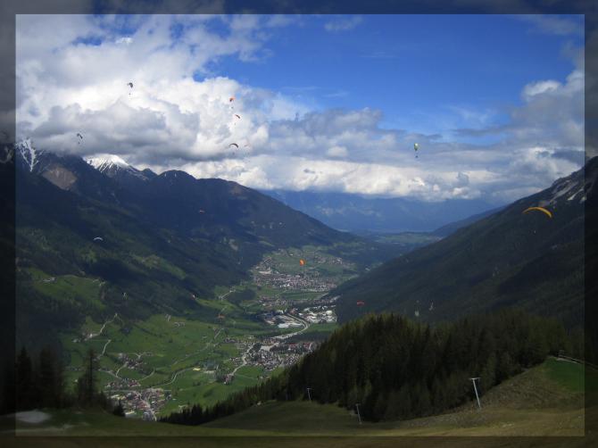 Der Startplatz vom Elfer... Blick ins Tal Richtung Innsbruck... Es war ein guter Tag zum Fliegen, wie man unschwer sehen kann...