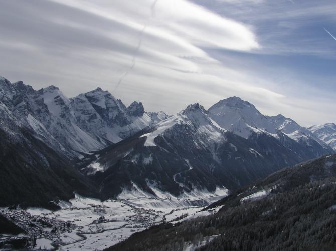Blick während des Abgleitens vom Kreuzjoch auf das Fluggebiet "Elfer". Links ist das Pinnistal und rechts der markante Gipfel des Habichts zu sehen.