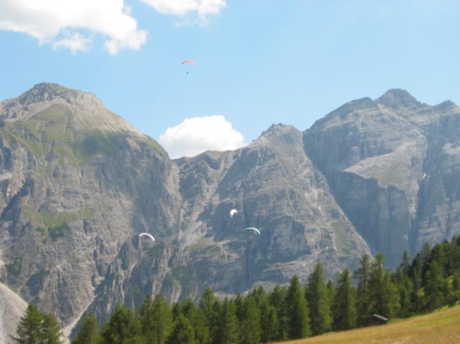 Paragleiter vor der Traumkulisse der Kesselspitze. Aufgenommen vom Startplatz am Elfer