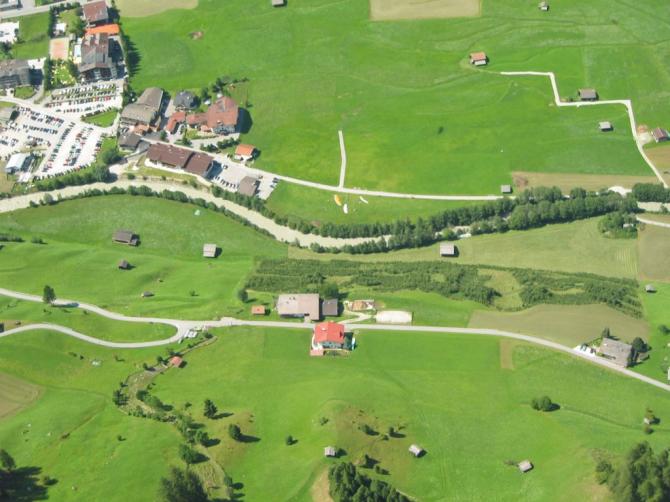 Landeplatz bei der Flugschule Parafly in Neustift (Wiese im rechten oberen Bildviertel)