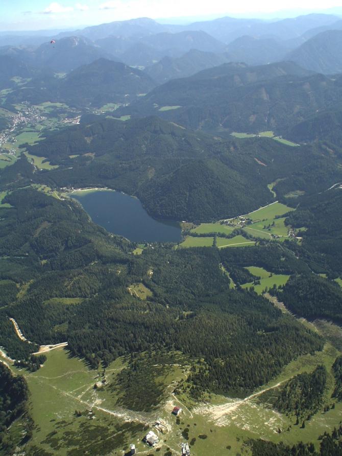 400 m Startüberhöhung, Mariazell, der Erlaufsee und am unteren Bildrand die Bergstation auf der Gemeindealpe