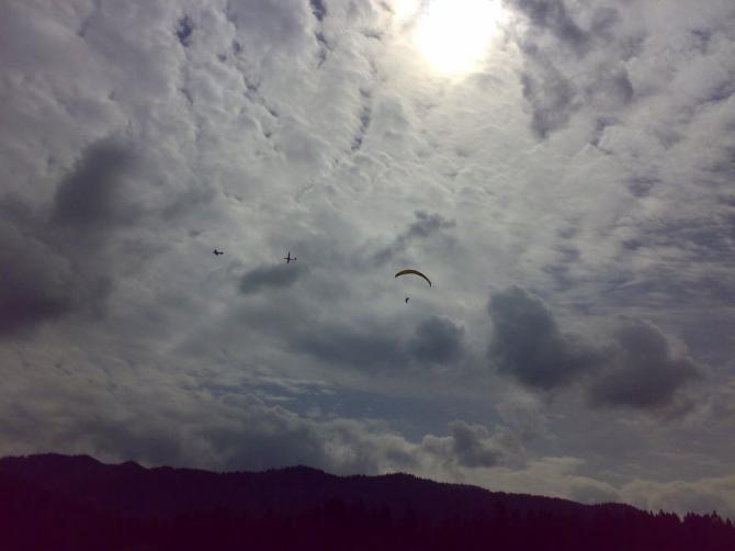 Flugverkehr beim Landeplatz.