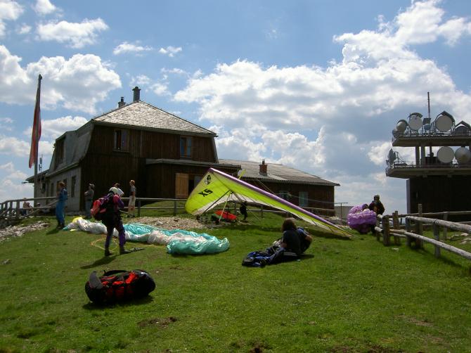 Der etwas kleine SO-Startplatz direkt neben der Hütte