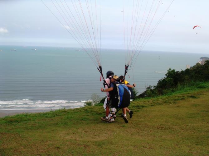 Tandemfliegen ist auch möglich. 110 Reals. Bei einem Wechselkurs von 1€:2,5 Rls richtig günstig.