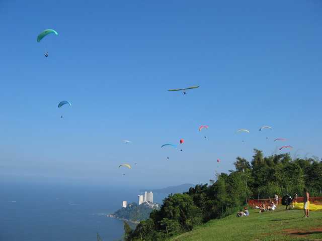 Blick ueber den Startplatz Richtung Sueden. An Wochenenden kann es hier ziemlich voll werden in der Luft.