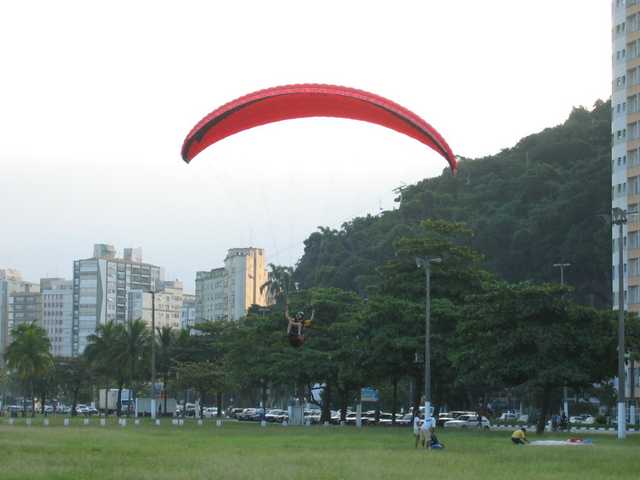 Landung auf der Wiese am Strand.
Im Hintergrund ist der Sessellift zu sehen.