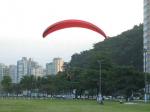 Paragliding Fluggebiet Südamerika » Brasilien,Santos - São Vicente,Landung auf der Wiese am Strand.
Im Hintergrund ist der Sessellift zu sehen.