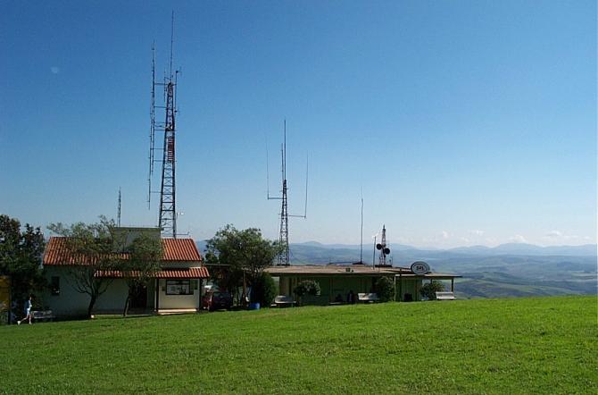 Rechts ist ein kleiner Imbiss und das Geschäft zu sehen, mit Flugschule und der Möglichkeit eine Tandemflug zu machen. Links, das etwas neuere Gebäude sind die Toiletten und eine Duschmöglichkeit, da es auch möglichn ist dort oben zu Zelten. Nahrung solltet ihr aber dabei haben, da so früh keiner auftaucht. Im Sommer ist das der Wahnsinn, da es hier in der südlichen Hemisphäre deutlich mhr Sterne zu sehen gibt.